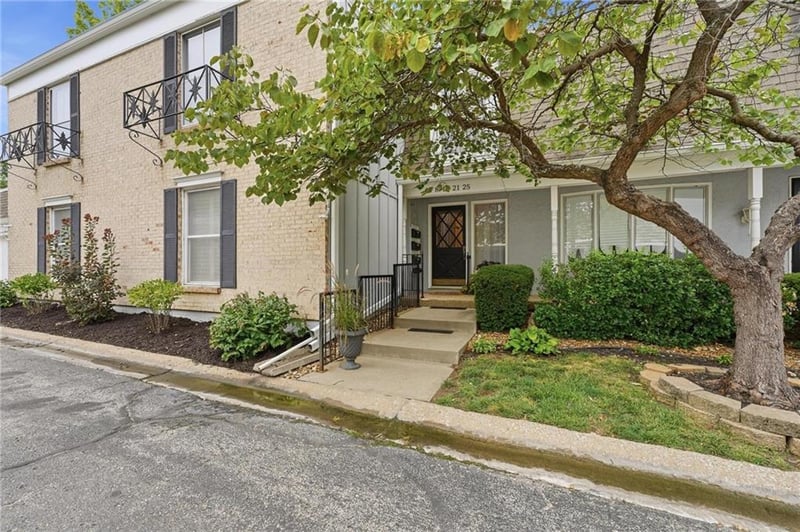 8721 Riggs Ln, Overland Park, KS 66212