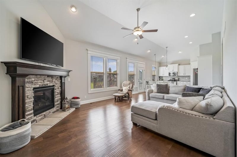 1327 161st Ter, Basehor, KS 66007