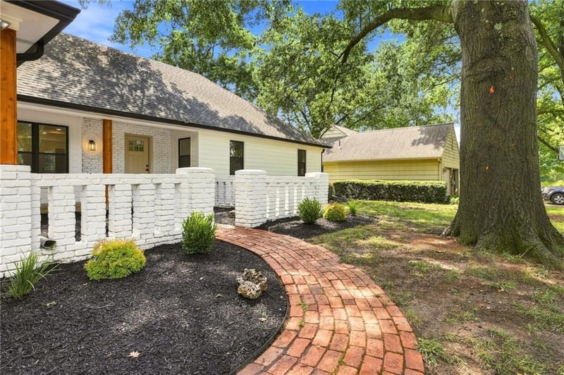 10131 Linden St, Overland Park, KS 66207