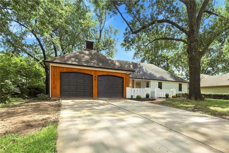 10131 Linden St, Overland Park, KS 66207