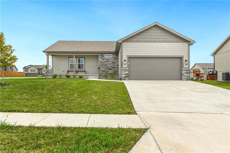 1201 4th St, Oak Grove, MO 64075
