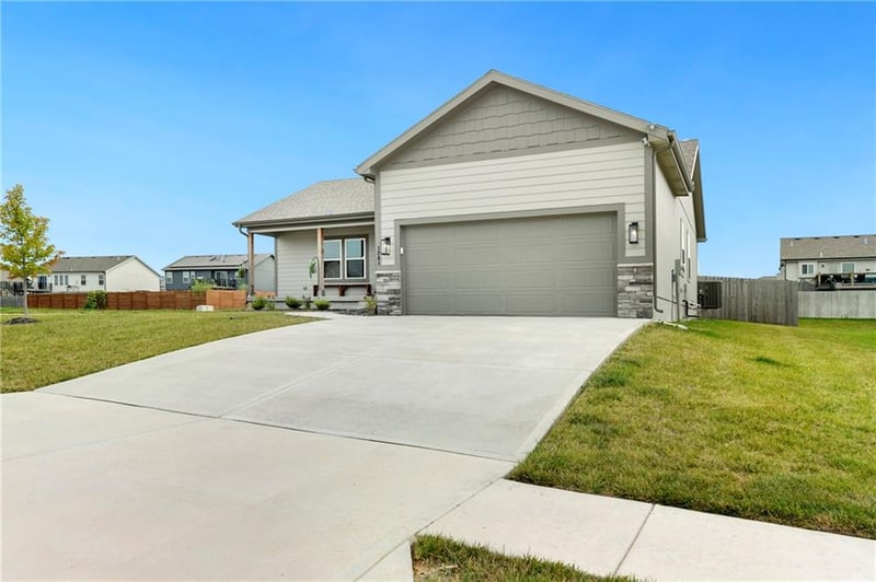 1201 4th St, Oak Grove, MO 64075