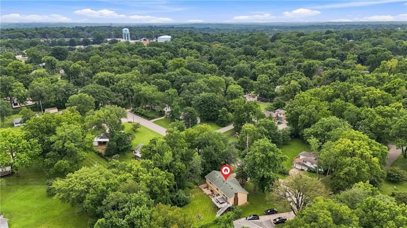 6212 Red Bridge Rd, Kansas City, MO 64134