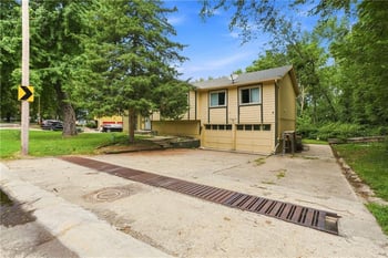 6212 E Red Bridge Rd, Kansas City, MO 64134