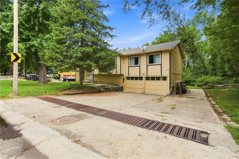6212 Red Bridge Rd, Kansas City, MO 64134