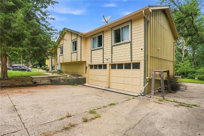 6212 Red Bridge Rd, Kansas City, MO 64134