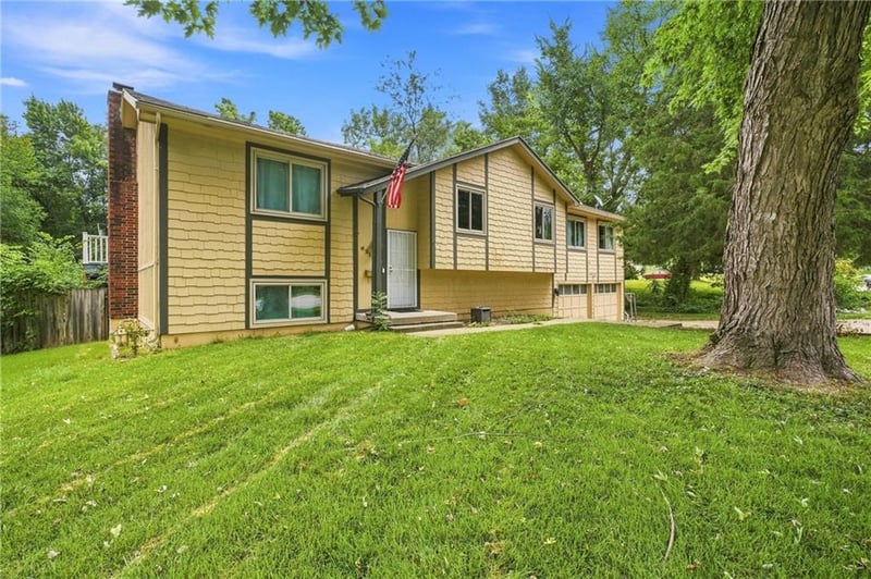 6212 Red Bridge Rd, Kansas City, MO 64134