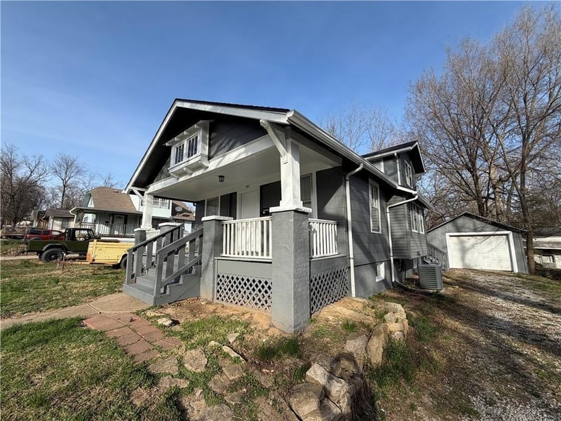 1915 S Overton Ave, Independence, MO 64052