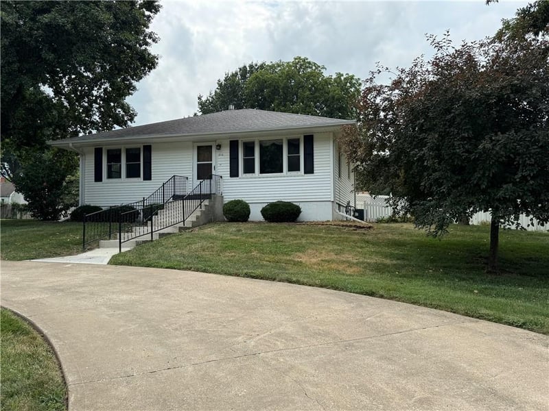 1210 Lipper Ave, Higginsville, MO 64037