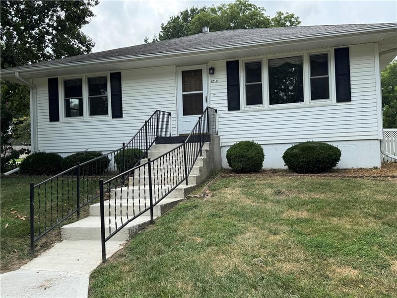 1210 Lipper Ave, Higginsville, MO 64037