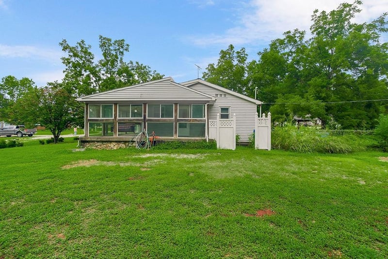 704 Shawnee St, Paola, KS 66071