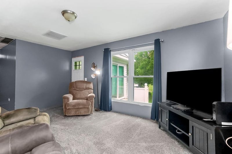 704 Shawnee St, Paola, KS 66071