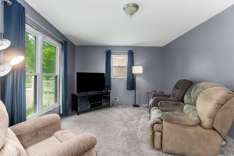 704 Shawnee St, Paola, KS 66071