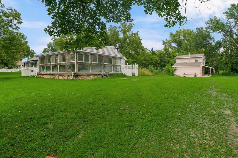 704 Shawnee St, Paola, KS 66071