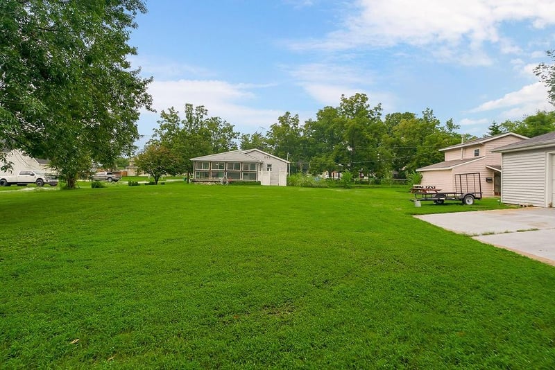 704 Shawnee St, Paola, KS 66071