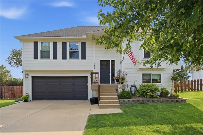 5827 Meadowsweet Ln, Shawnee, KS 66226