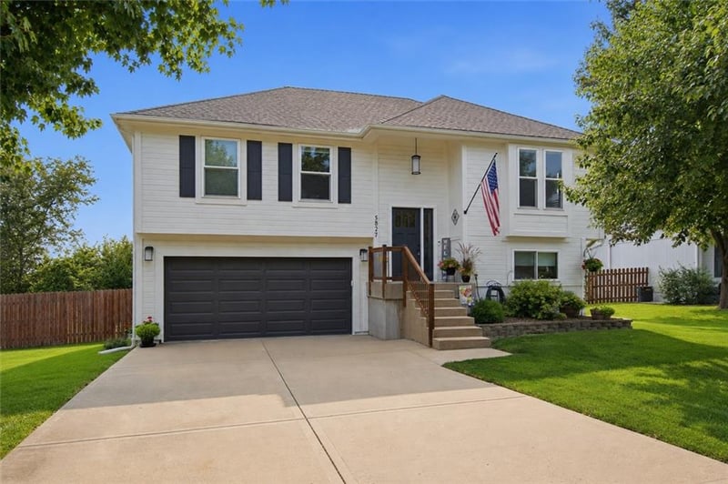 5827 Meadowsweet Ln, Shawnee, KS 66226