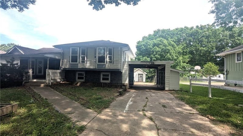 1209 Madison St, Lee's Summit, MO 64081