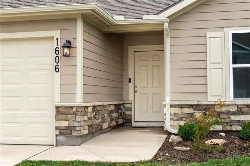 1606 Maci Dr, Belton, MO 64012