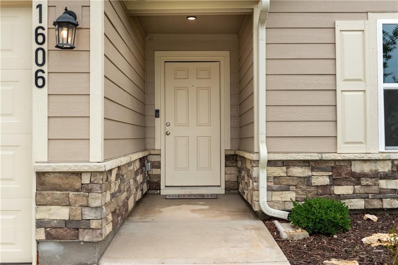 1606 Maci Dr, Belton, MO 64012