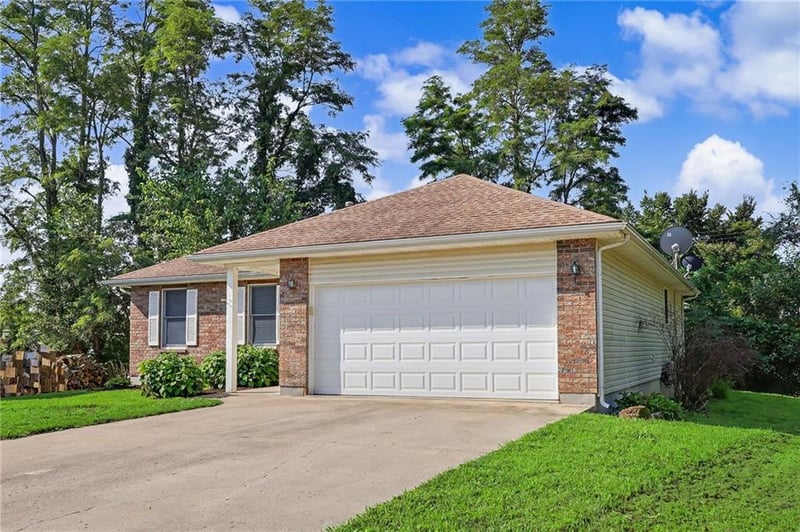 17 Sandi Cir, Dearborn, MO 64439