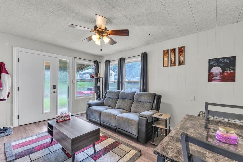 4904 Shawnee Rd, St Joseph, MO 64503