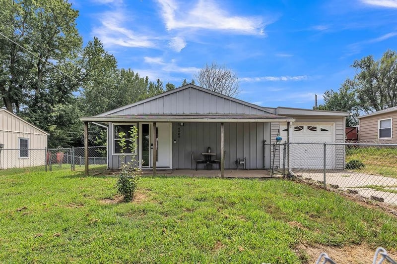 4904 Shawnee Rd, St Joseph, MO 64503