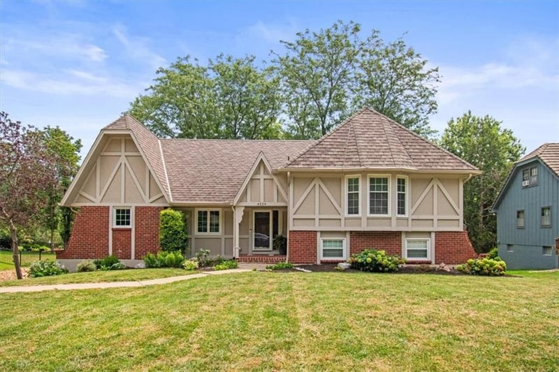 4524 Bramble Ter, Lee's Summit, MO 64064