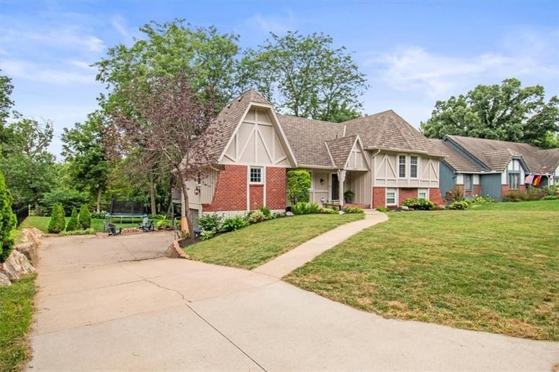 4524 Bramble Ter, Lee's Summit, MO 64064