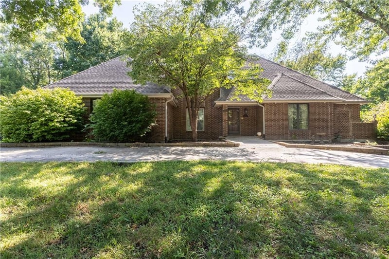 715 Sunset Ln, Belton, MO 64012
