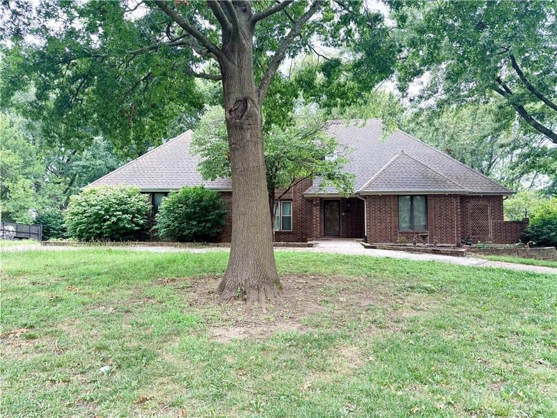 715 Sunset Ln, Belton, MO 64012