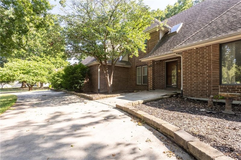 715 Sunset Ln, Belton, MO 64012