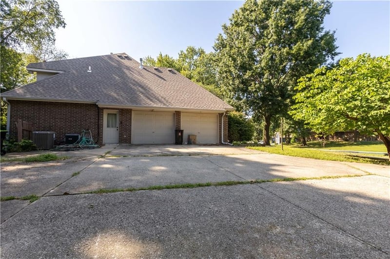 715 Sunset Ln, Belton, MO 64012