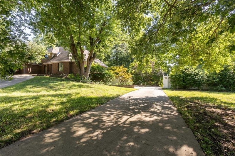 715 Sunset Ln, Belton, MO 64012