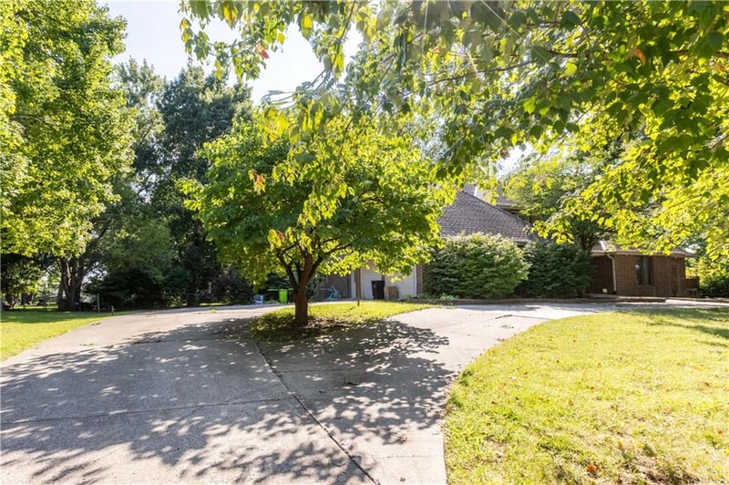 715 Sunset Ln, Belton, MO 64012