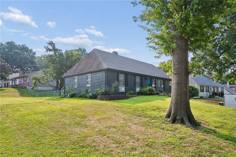 4835 Sherwood Dr, Kansas City, MO 64119