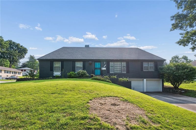 4835 Sherwood Dr, Kansas City, MO 64119