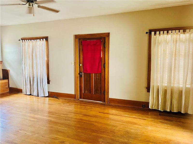 1913 Lovers Ln, St Joseph, MO 64505