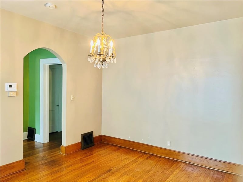 1913 Lovers Ln, St Joseph, MO 64505