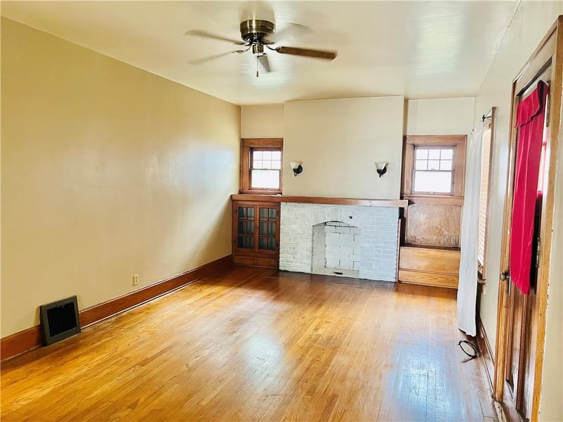 1913 Lovers Ln, St Joseph, MO 64505