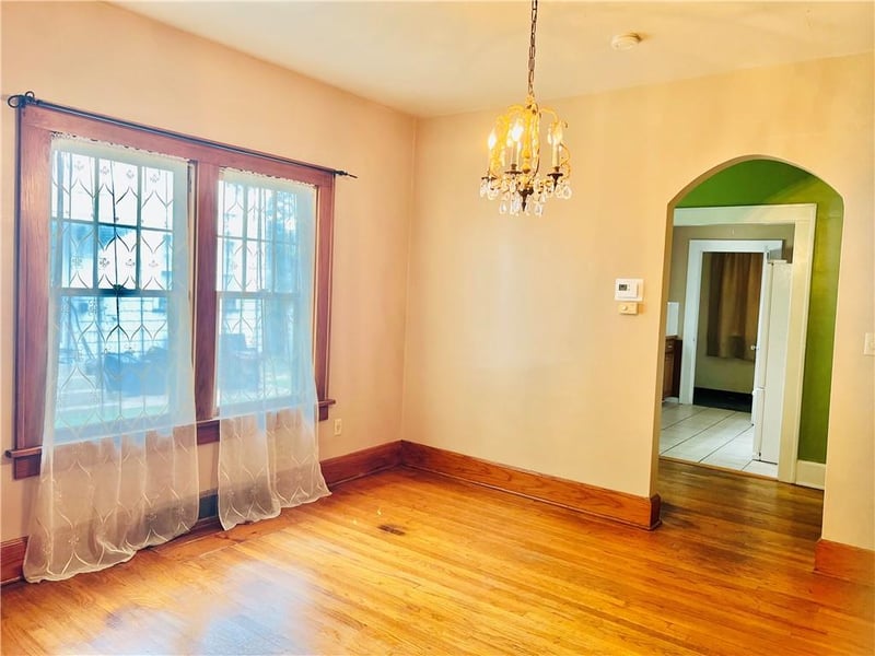 1913 Lovers Ln, St Joseph, MO 64505
