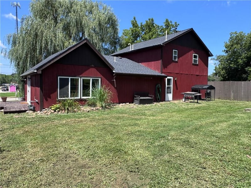 909 Linn St, Valley Falls, KS 66088