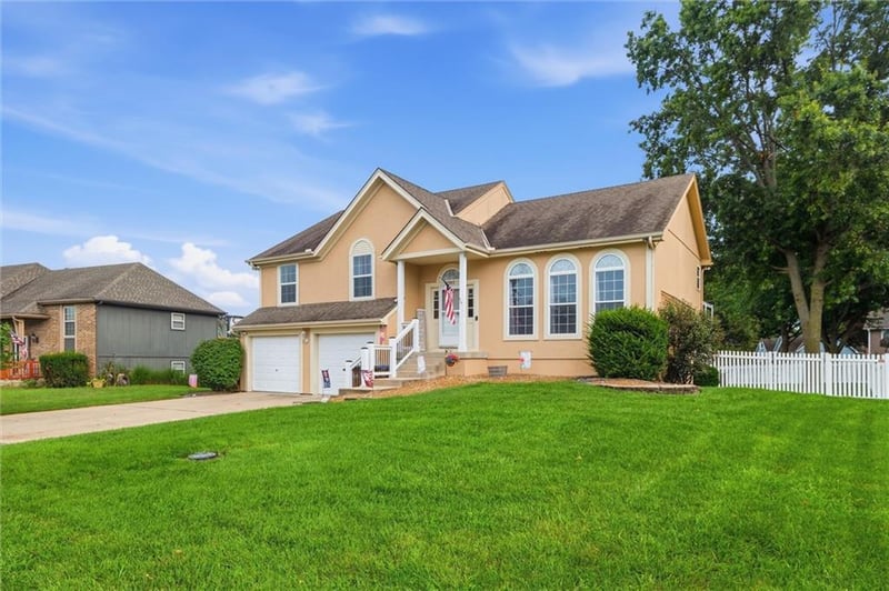 903 Silver Lake Cir, Raymore, MO 64083