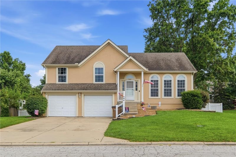 903 Silver Lake Cir, Raymore, MO 64083