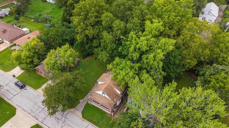 2330 W 48th St, Westwood, KS 66205