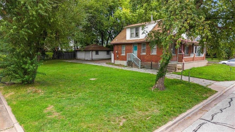 2330 W 48th St, Westwood, KS 66205