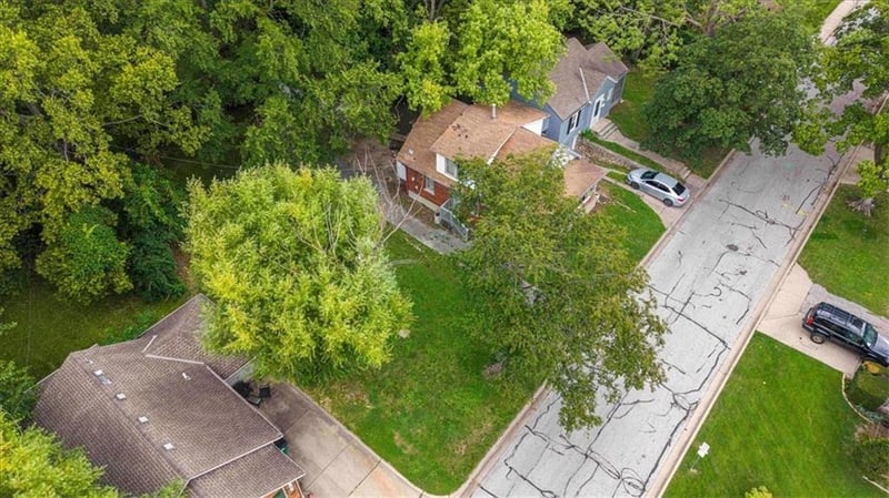 2330 W 48th St, Westwood, KS 66205