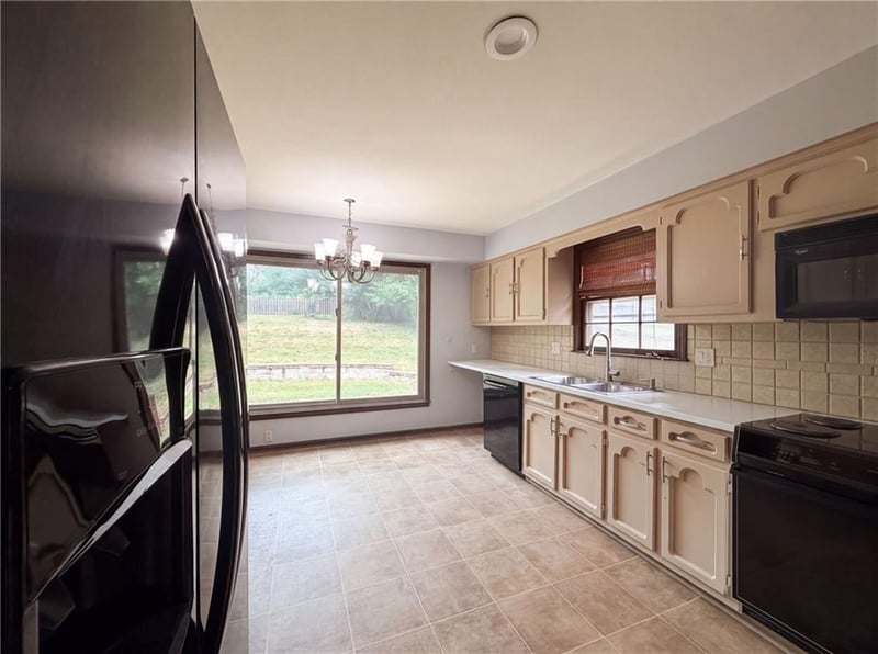 6916 Overland Dr, Kansas City, MO 64151
