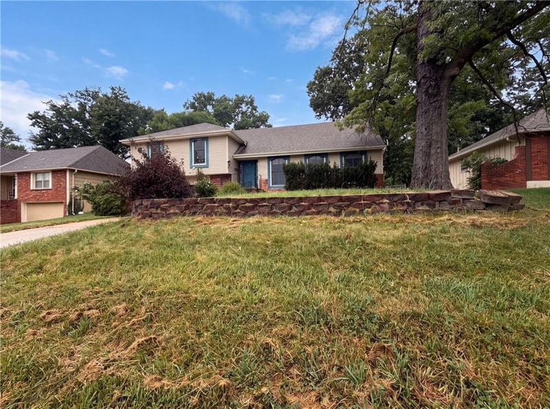 6916 Overland Dr, Kansas City, MO 64151