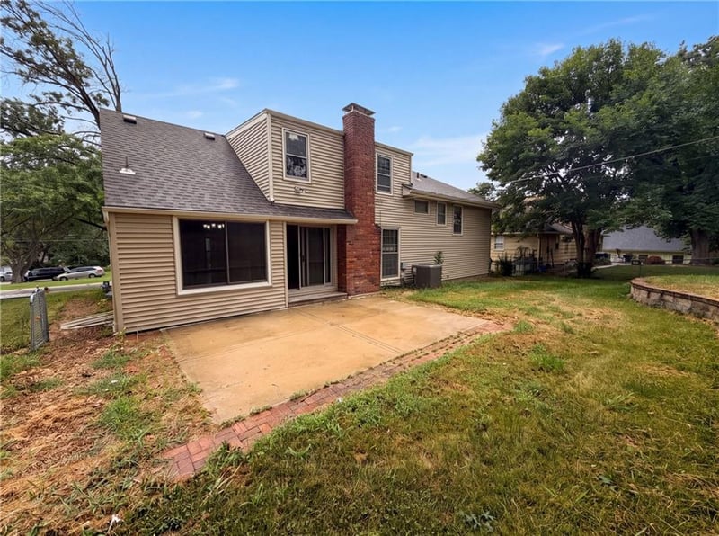 6916 Overland Dr, Kansas City, MO 64151